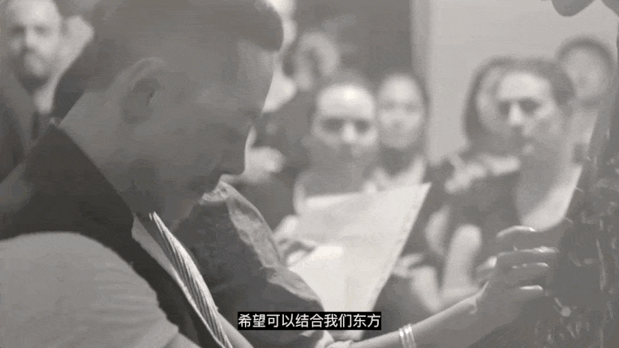 米兰时装周的最后一天一群男士占领了火车站。(图17)