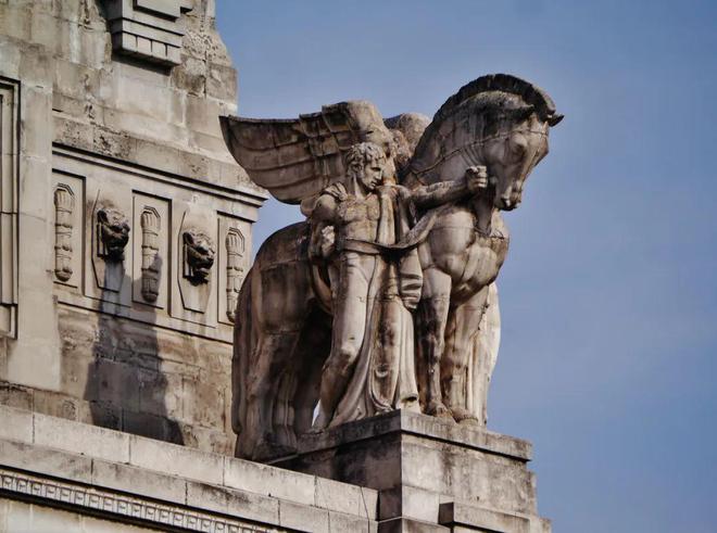 米兰时装周的最后一天一群男士占领了火车站。(图19)