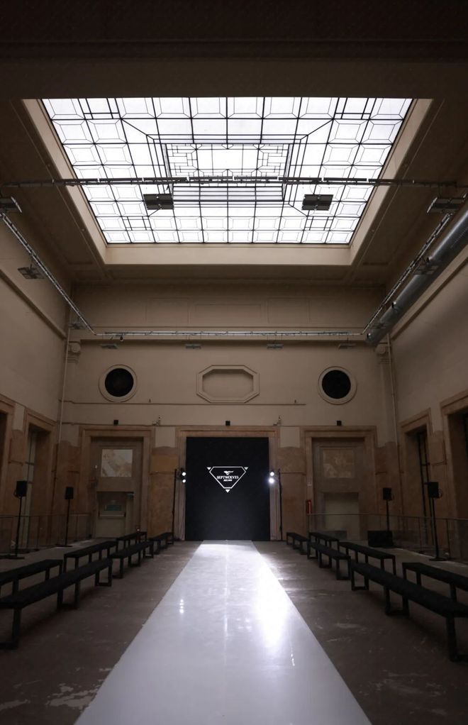 米兰时装周的最后一天一群男士占领了火车站。(图21)