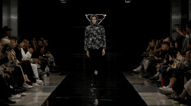 米兰时装周的最后一天一群男士占领了火车站。(图23)