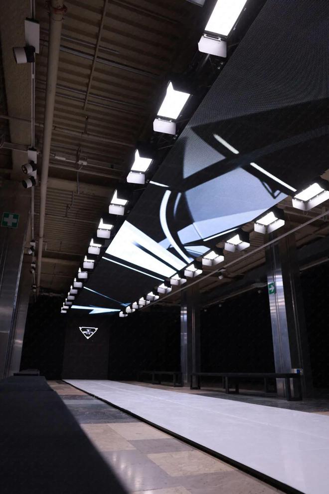 米兰时装周的最后一天一群男士占领了火车站。(图24)