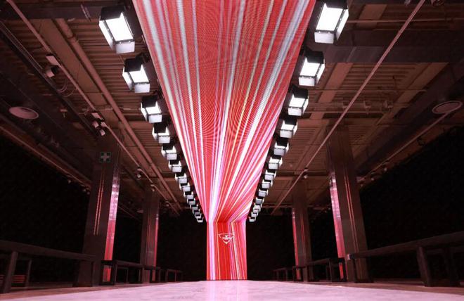 米兰时装周的最后一天一群男士占领了火车站。(图26)