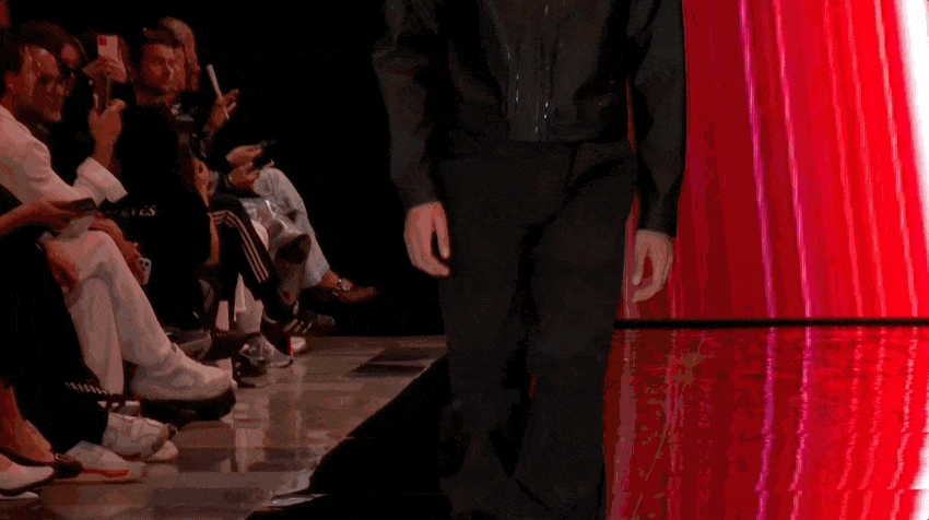 米兰时装周的最后一天一群男士占领了火车站。(图27)