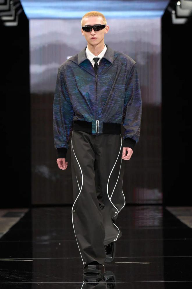 米兰时装周的最后一天一群男士占领了火车站。(图33)