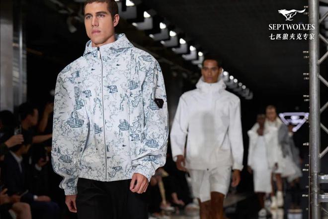 米兰时装周的最后一天一群男士占领了火车站。(图29)