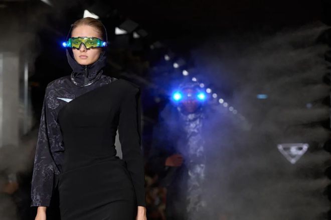 米兰时装周的最后一天一群男士占领了火车站。(图30)