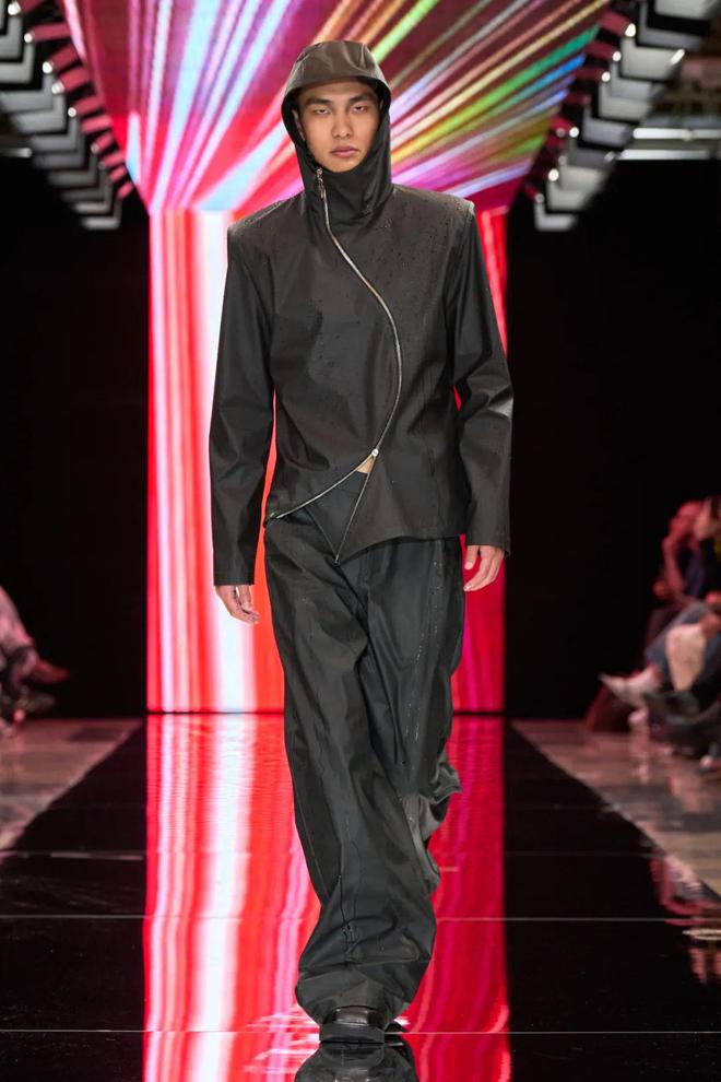 米兰时装周的最后一天一群男士占领了火车站。(图31)