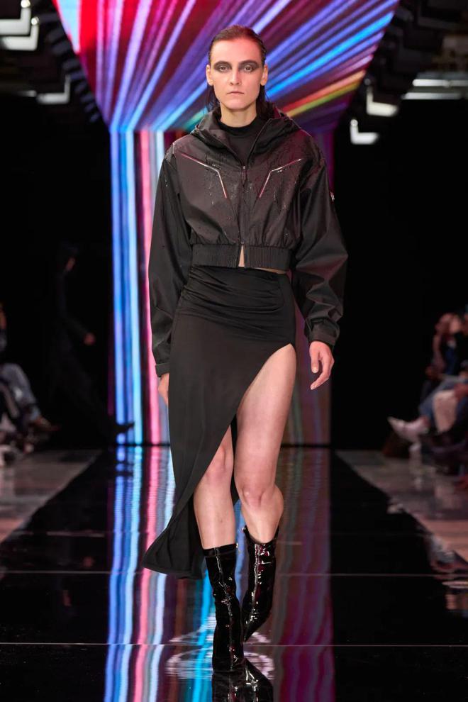 米兰时装周的最后一天一群男士占领了火车站。(图37)