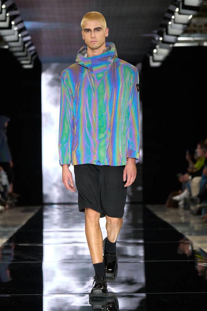 米兰时装周的最后一天一群男士占领了火车站。(图39)