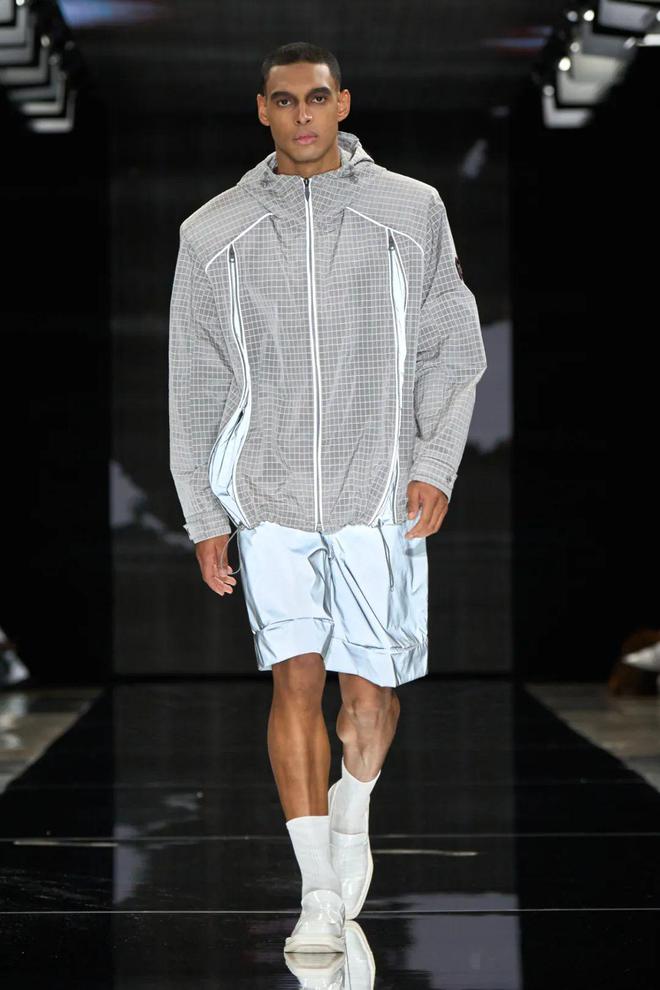 米兰时装周的最后一天一群男士占领了火车站。(图38)