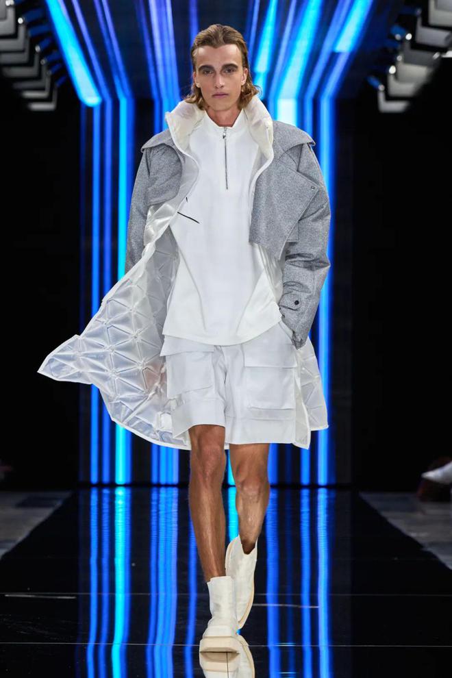 米兰时装周的最后一天一群男士占领了火车站。(图40)