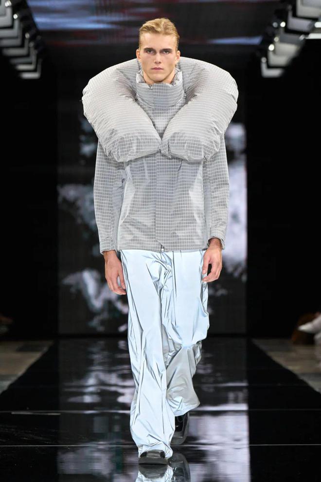 米兰时装周的最后一天一群男士占领了火车站。(图41)