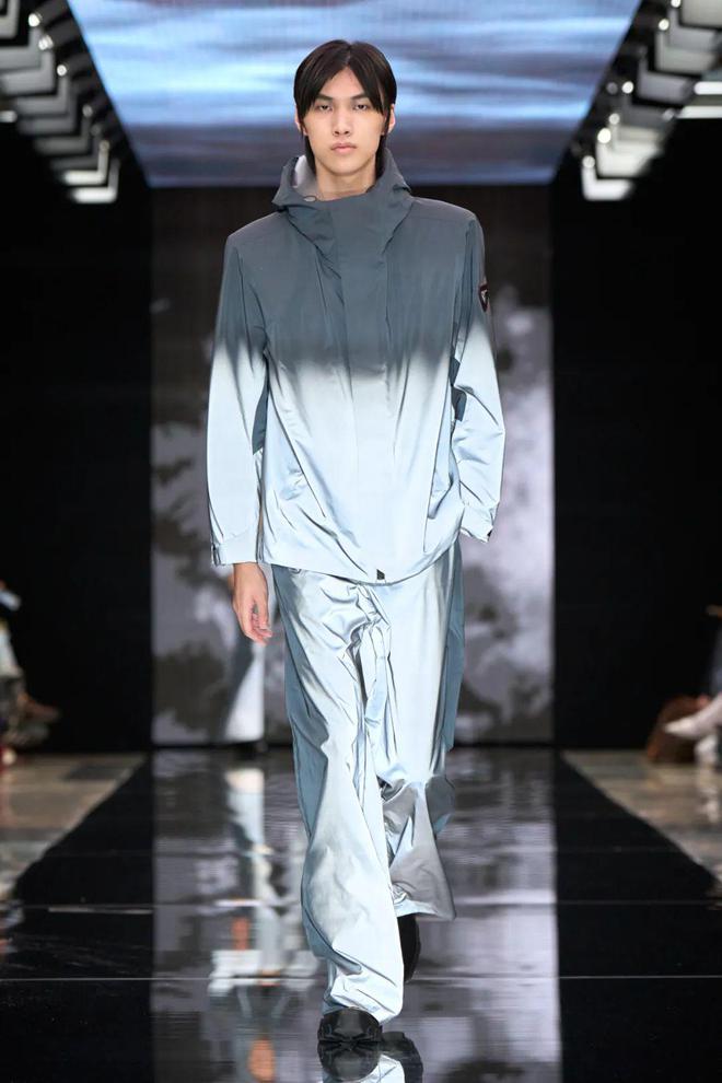 米兰时装周的最后一天一群男士占领了火车站。(图42)