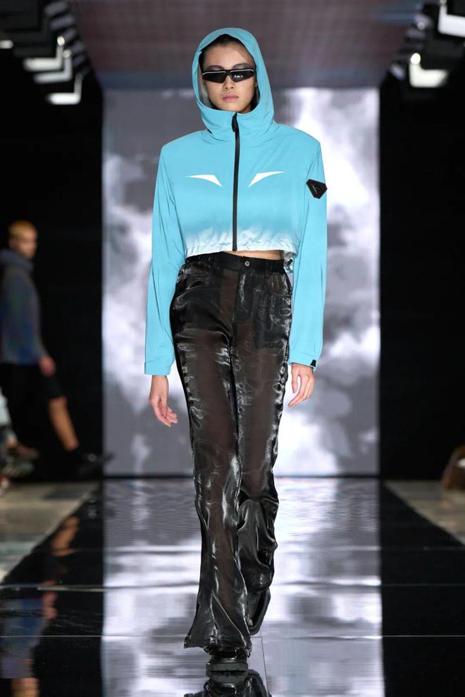 米兰时装周的最后一天一群男士占领了火车站。(图43)