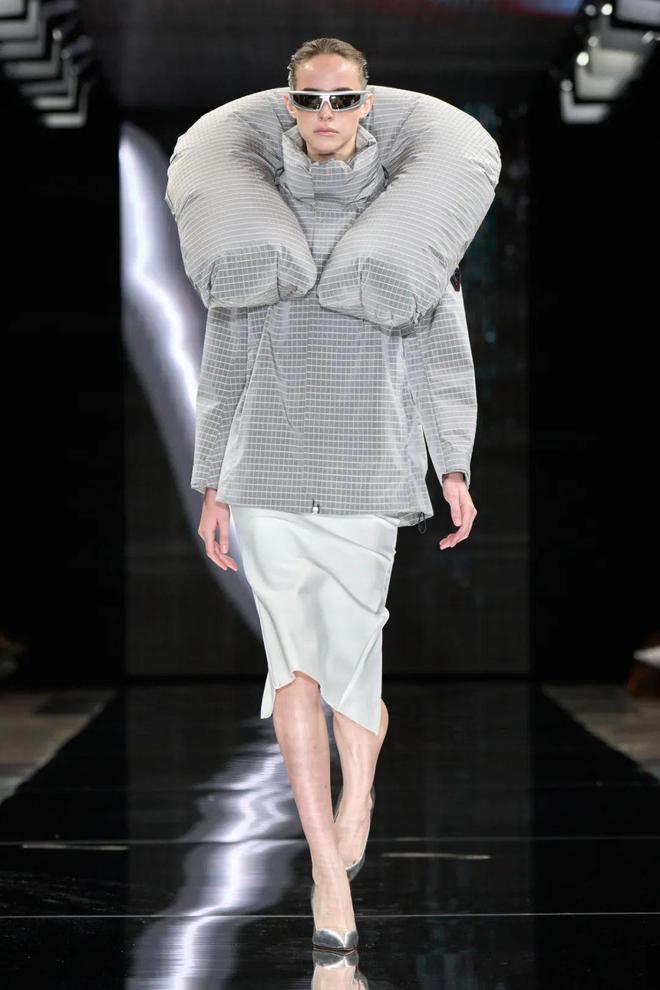 米兰时装周的最后一天一群男士占领了火车站。(图44)