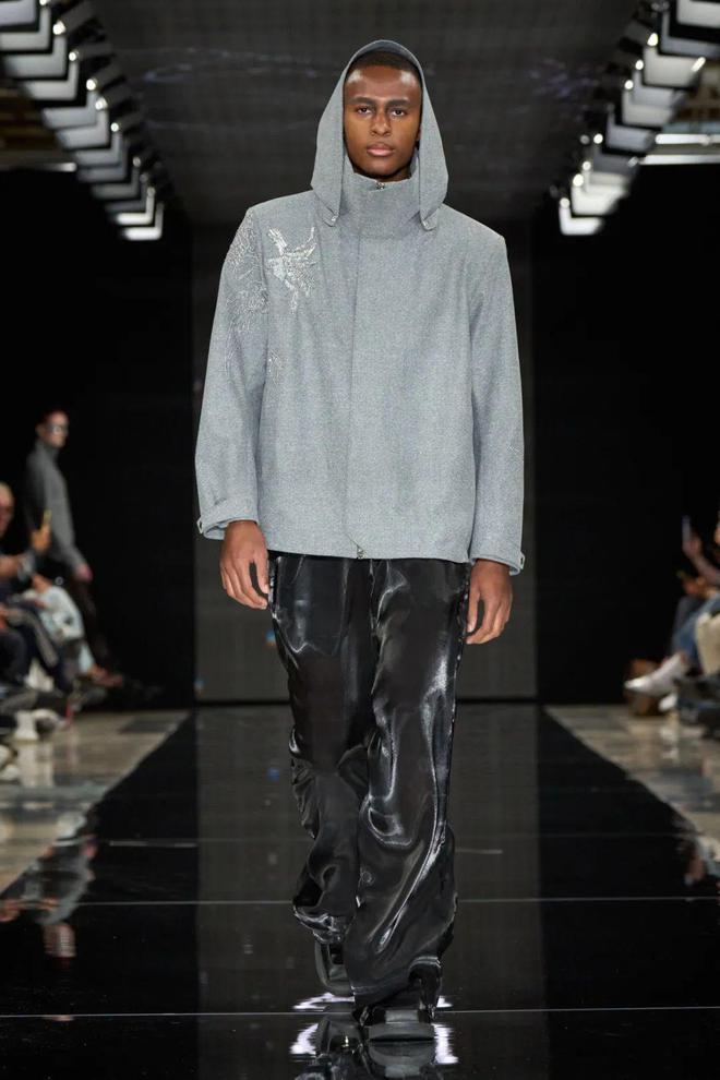 米兰时装周的最后一天一群男士占领了火车站。(图46)