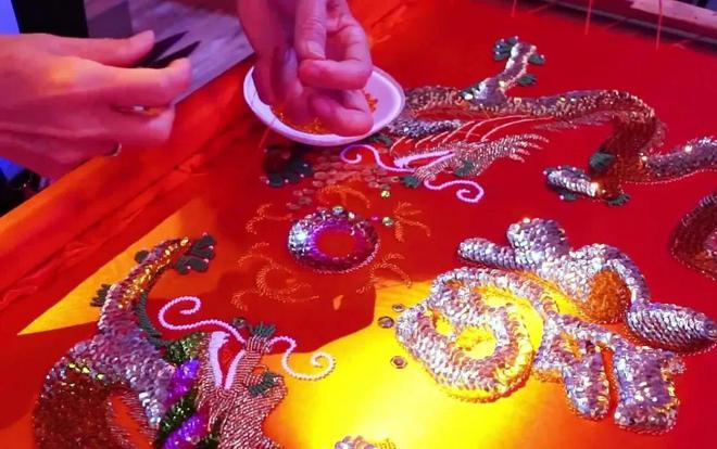 米兰时装周的最后一天一群男士占领了火车站。(图48)