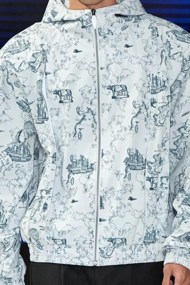 米兰时装周的最后一天一群男士占领了火车站。(图50)