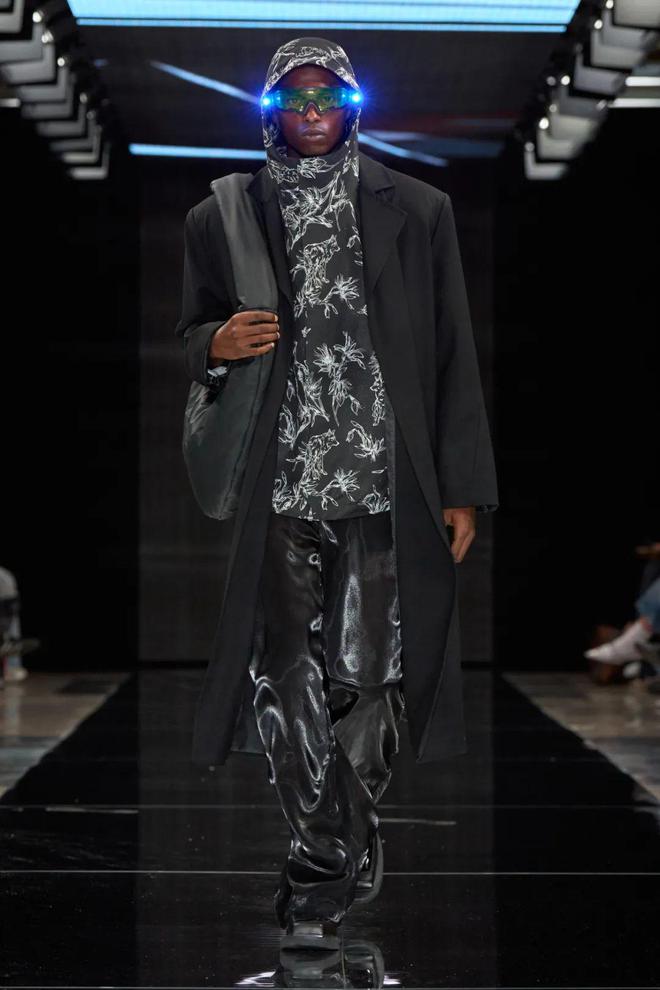 米兰时装周的最后一天一群男士占领了火车站。(图51)