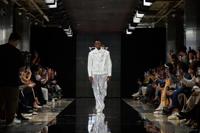 米兰时装周的最后一天一群男士占领了火车站。(图52)