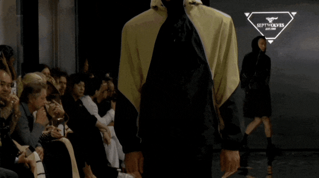 米兰时装周的最后一天一群男士占领了火车站。(图54)