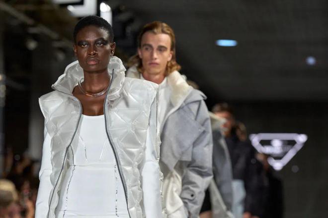 米兰时装周的最后一天一群男士占领了火车站。(图55)