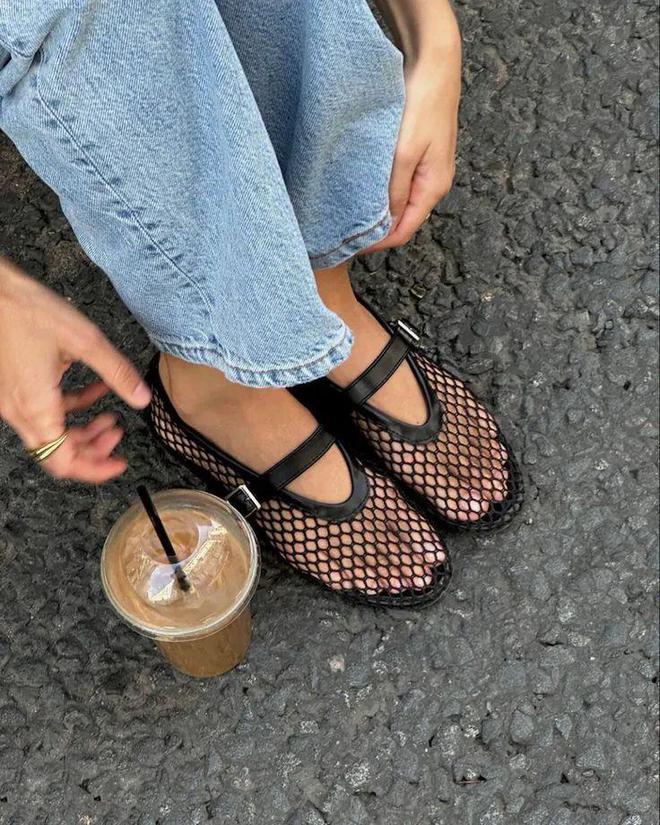 麂皮包、赛车鞋…这些单品才是时尚新顶流！(图3)