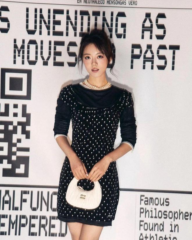 麂皮包、赛车鞋…这些单品才是时尚新顶流！(图2)