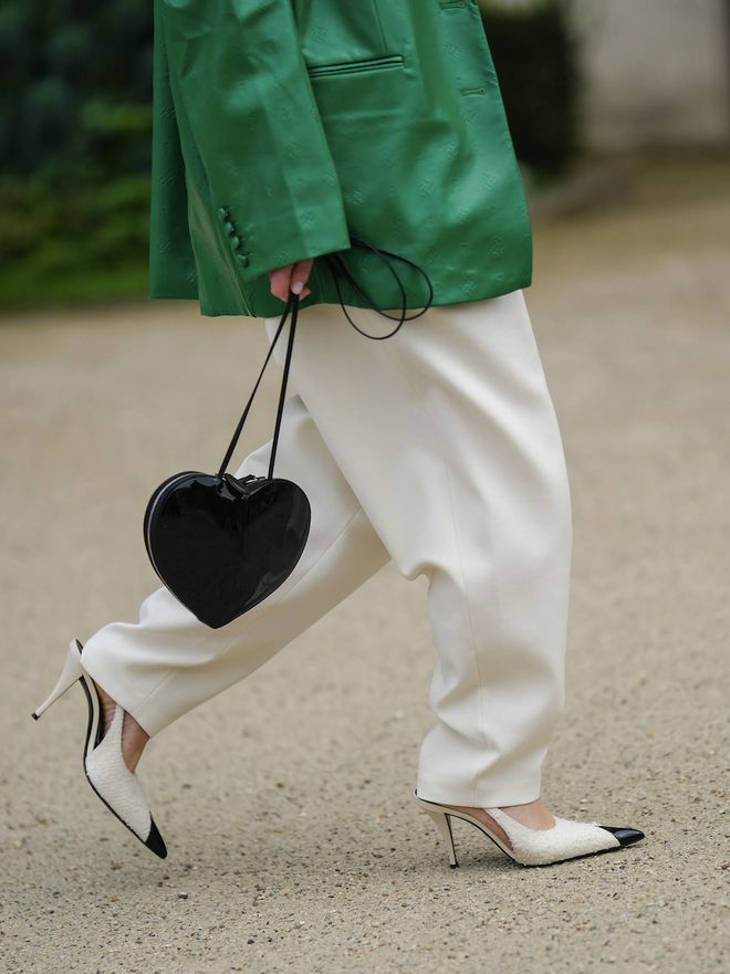 麂皮包、赛车鞋…这些单品才是时尚新顶流！(图5)