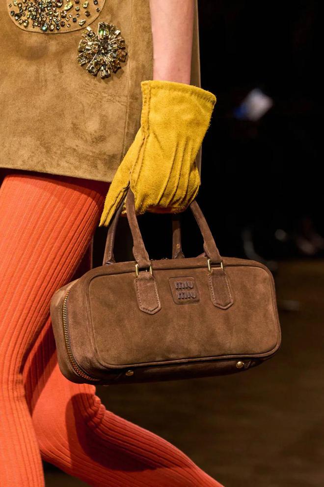 麂皮包、赛车鞋…这些单品才是时尚新顶流！(图24)