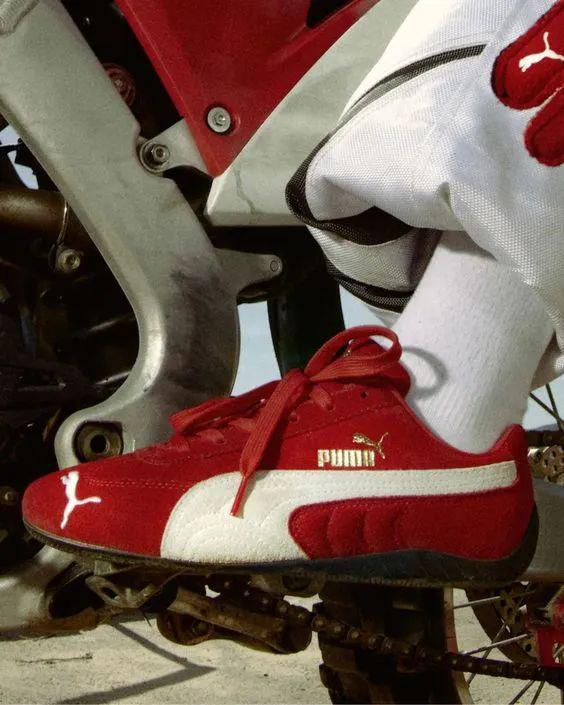 麂皮包、赛车鞋…这些单品才是时尚新顶流！(图23)