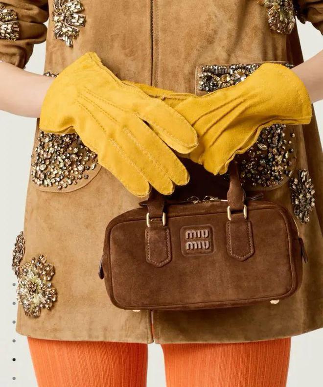 麂皮包、赛车鞋…这些单品才是时尚新顶流！(图25)