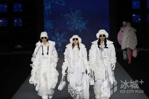 华彩霓裳助力亚冬盛会展冰雪之都时尚魅力丨哈尔滨2025年第九届亚冬会服装设计大赛决赛侧记(图4)