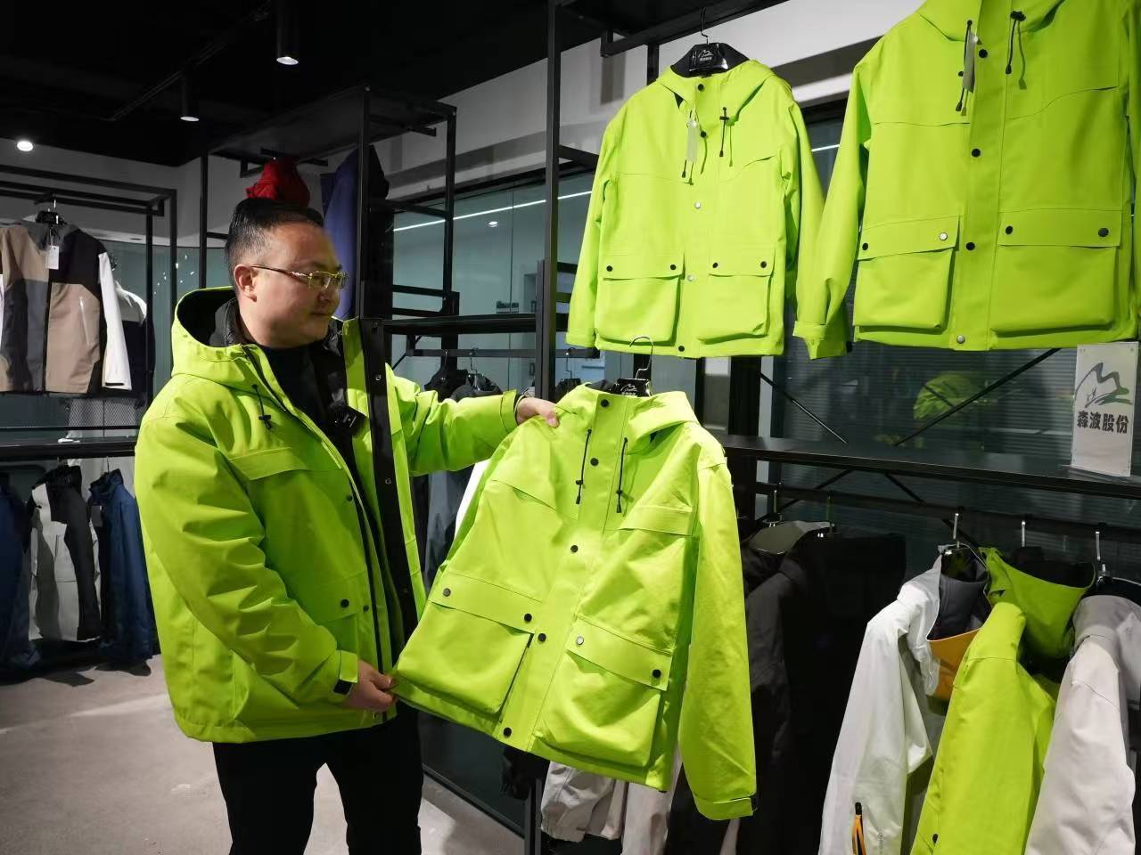 “双11”新观察丨鲨鱼裤爆火、冲锋衣霸榜“功能性”秋冬装受追捧(图4)