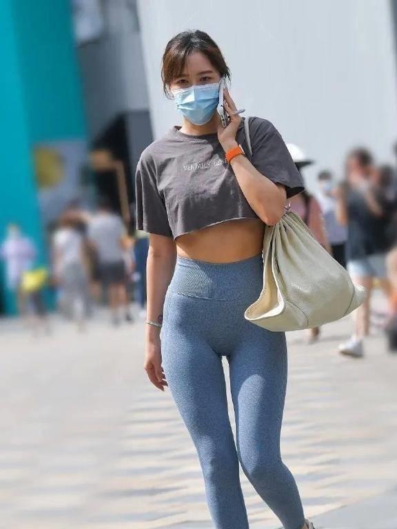 穿“涤纶”鲨鱼裤的美女打破单调和刻板走路带风(图1)