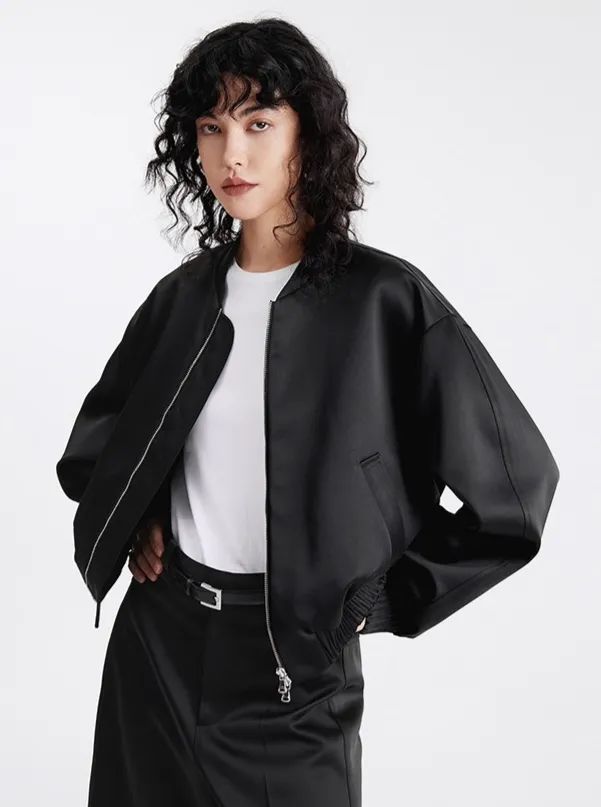 穿上棒球夹克展现女性的率性活力与独特魅力(图4)