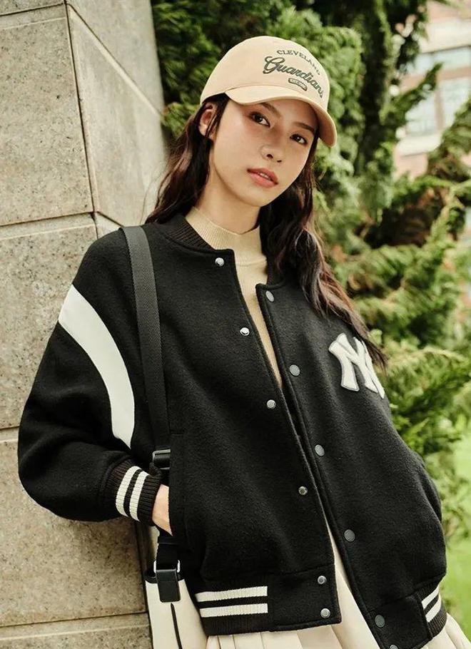 穿上棒球夹克展现女性的率性活力与独特魅力(图2)