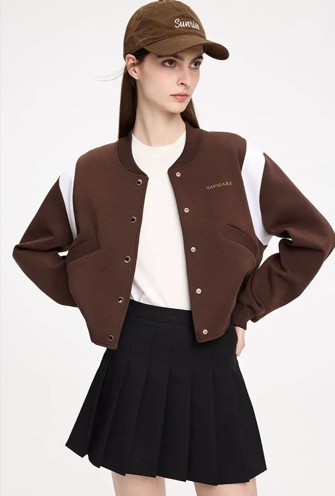 穿上棒球夹克展现女性的率性活力与独特魅力(图8)