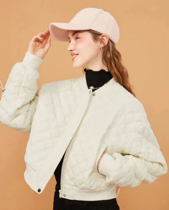 穿上棒球夹克展现女性的率性活力与独特魅力(图6)