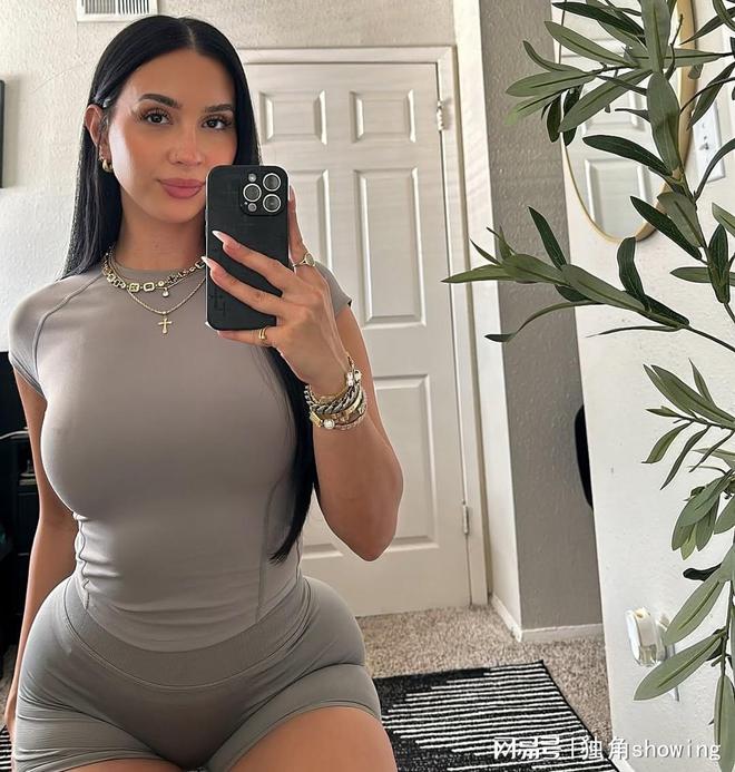 灰色健身服装搭配：展现时尚与性感的新趋势(图1)