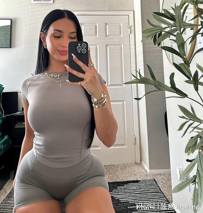 灰色健身服装搭配：展现时尚与性感的新趋势(图2)