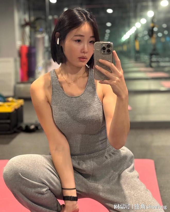 灰色运动背心与卫裤的完美搭配你绝对不能错过！(图1)