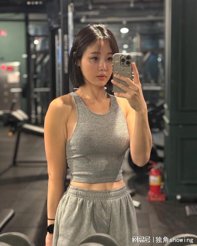 灰色运动背心与卫裤的完美搭配你绝对不能错过！(图4)