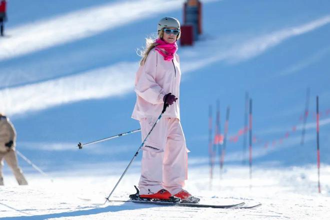 雪场即秀场时髦户外人绝不认输！(图1)