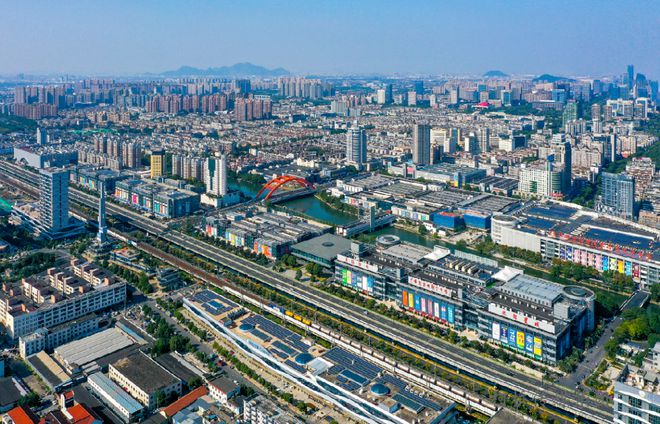 突破4000亿元大关！产业因“新”而兴“国际纺都”攀高望远向未来(图1)