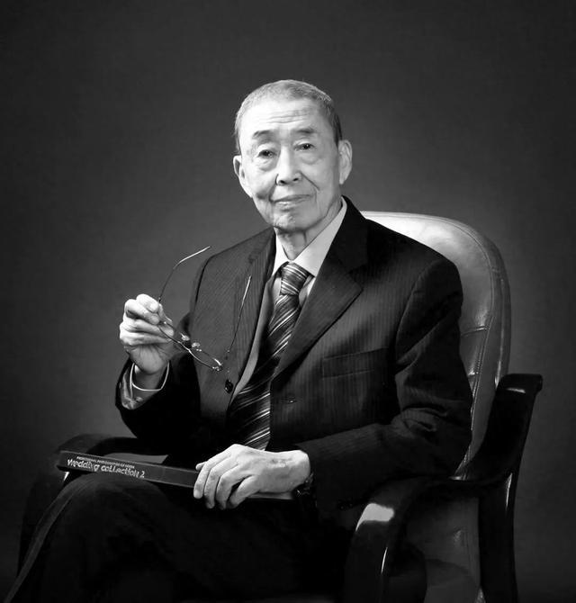 痛别！他于8时22分离世(图1)