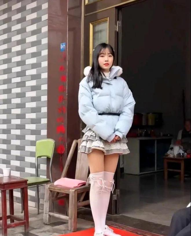 拜年被表妹穿搭“秒杀”25岁女子自叹不如这不得把男生迷晕(图2)