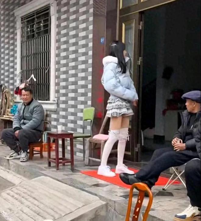 拜年被表妹穿搭“秒杀”25岁女子自叹不如这不得把男生迷晕(图1)