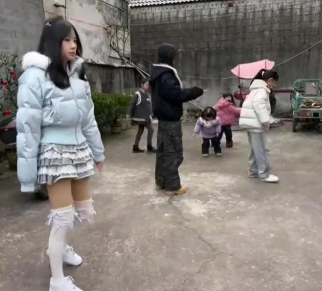 拜年被表妹穿搭“秒杀”25岁女子自叹不如这不得把男生迷晕(图3)