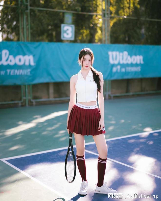 白色网球背心与红色短裙的青春搭配引领时尚潮流(图1)